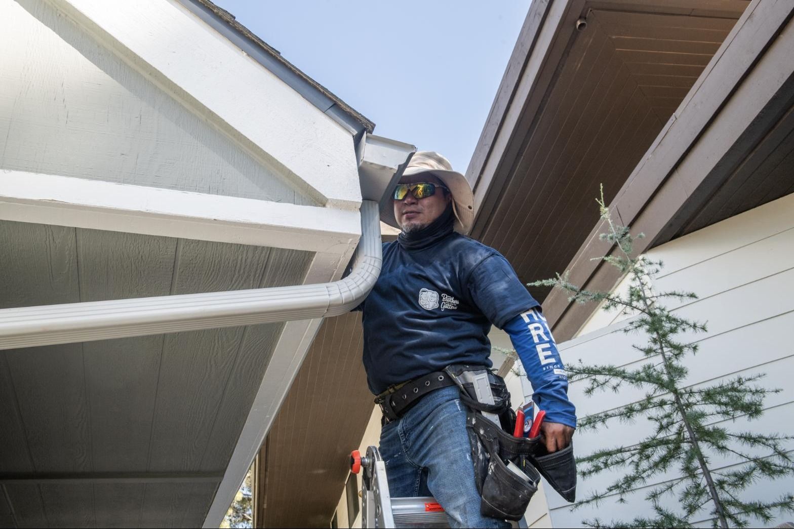 Fastening a downspout at the corner of the roofline